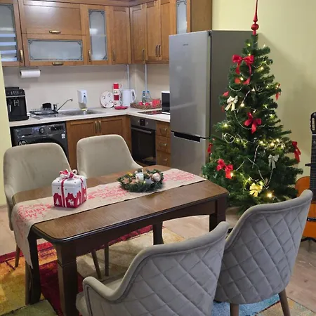 Eti's - Location & Free Garage Apartment *